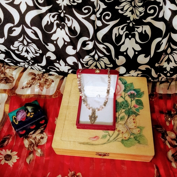 🌹 Lovely Pink and Silver Necklace 🌹 - Picture 4 of 5